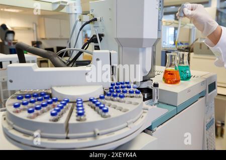 GC/MS. Gaschromatograph mit Massendetektor. Analyse organischer Verbindungen in Extrakten, die zur Probenvorbehandlung gewonnen wurden. Organisches Labor. Energie und Stockfoto