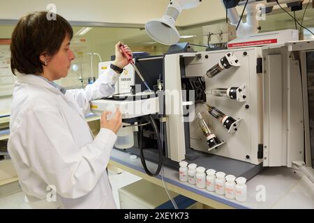 Atomabsorption. Bestimmung von Metallen in flüssigen Proben. Anorganisches Labor. Abteilung Energie und Umwelt. TECNALIA Forschung und Innovation. Stockfoto