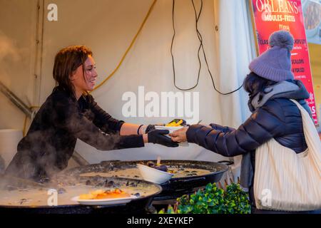 Canberra, Australien. 30. Juni 2024. A Woman kauft Essen während der Weihnachtsveranstaltung im Juli in Canberra, Australien, am 30. Juni 2024. Canberras Weihnachtsveranstaltung im Juli fand hier vom 27. Bis 30. Juni statt. Als einzigartige Feier in der südlichen Hemisphäre ist das Weihnachtsfest im Juli auf die Sehnsucht der Australier nach einem traditionellen weißen Weihnachtsfest zurückzuführen. Da Dezember Sommer in Australien ist, feiern die Menschen im Juli ein „falsches“ Weihnachten, um eine verschneite festliche Atmosphäre zu erleben. Quelle: Xinhua/Alamy Live News Stockfoto