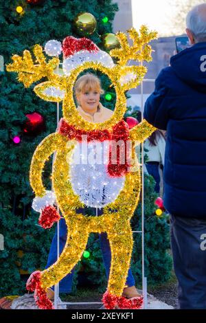 (240630) -- CANBERRA, 30. Juni 2024 (Xinhua) -- Ein Mädchen posiert für Fotos hinter einer Dekoration während des Weihnachtsfestes im Juli in Canberra, Australien, 30. Juni 2024. Canberras Weihnachtsveranstaltung im Juli fand hier vom 27. Bis 30. Juni statt. Als einzigartige Feier in der südlichen Hemisphäre ist das Weihnachtsfest im Juli auf die Sehnsucht der Australier nach einem traditionellen weißen Weihnachtsfest zurückzuführen. Da Dezember Sommer in Australien ist, feiern die Menschen im Juli ein „falsches“ Weihnachten, um eine verschneite festliche Atmosphäre zu erleben. Quelle: Xinhua/Alamy Live News Stockfoto