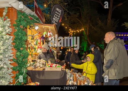 Canberra, Australien. 30. Juni 2024. Die Menschen genießen sich während der Weihnachtsveranstaltung im Juli in Canberra, Australien, am 30. Juni 2024. Canberras Weihnachtsveranstaltung im Juli fand hier vom 27. Bis 30. Juni statt. Als einzigartige Feier in der südlichen Hemisphäre ist das Weihnachtsfest im Juli auf die Sehnsucht der Australier nach einem traditionellen weißen Weihnachtsfest zurückzuführen. Da Dezember Sommer in Australien ist, feiern die Menschen im Juli ein „falsches“ Weihnachten, um eine verschneite festliche Atmosphäre zu erleben. Quelle: Xinhua/Alamy Live News Stockfoto