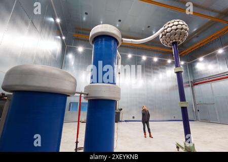 Faraday-Käfig. HOCHSPANNUNGSLABOR. Prüfstand zur Durchführung von Dielektrizitätsprüfungen für Hochspannungsprodukte bis zu 362 kV. Entwicklung und Zertifizierung Stockfoto