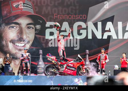 ASSEN - Francesco Bagnaia (ITA) auf dem Podium nach dem MotoGP-Rennen beim Assen TT 2024. ANP VINCENT JANNINK Stockfoto