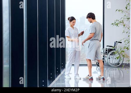 Physiotherapeuten helfen, einen Patienten zu Fuß Stockfoto