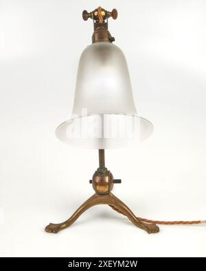 Antike 1900er Jahre W.A.S. Benson Arts and Crafts Messing Tischlampe mit mattiertem Glasschirm. Stockfoto