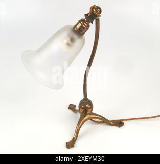 Antike 1900er Jahre W.A.S. Benson Arts and Crafts Messing Tischlampe mit mattiertem Glasschirm. Stockfoto