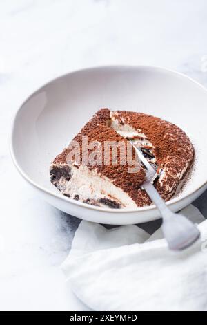 Portion hausgemachtes Tiramisu mit Schokoladenkeksen in einer Schüssel. Stockfoto