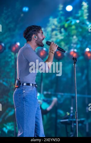 Marco Mengoni tritt live auf der Piazza del Plebiscito in Neapel für die Tropico Tour 2024 auf. Neapel-Italien, 28. Juni. 2024 Credit: Andrea Guli/Alamy Live News Stockfoto