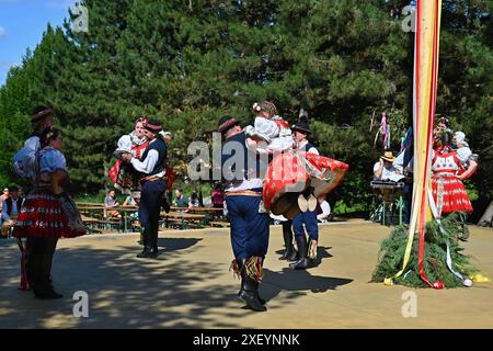 Brünn - Bystrc, Tschechische Republik, 22. Juni 2024. Traditionelles tschechisches fest. Traditioneller Volkstanz und Unterhaltung. Mädchen und Jungs in Kostümen tanzen Stockfoto