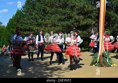 Brünn - Bystrc, Tschechische Republik, 22. Juni 2024. Traditionelles tschechisches fest. Traditioneller Volkstanz und Unterhaltung. Mädchen und Jungs in Kostümen tanzen Stockfoto