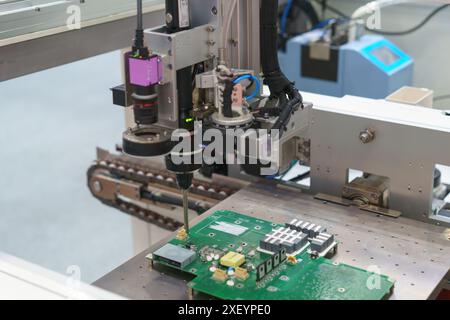 Automatisierte Maschine zur Montage einer Leiterplatte, die die Präzision und Effizienz moderner Fertigungstechnologie widerspiegelt. Stockfoto