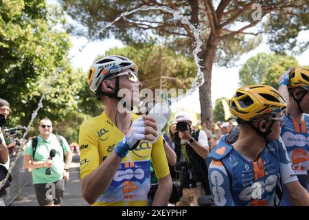 Cesenatico, Italien. 30. Juni 2024. Romain Bardet (DSM Firmenich PostNL) zu Beginn der Tour de France Stage 2 von Cesenatico nach Bologna in der Viale Milano - Sport, Radfahren - Cesenatico, Italien - Sonntag, 30. Juni 2024 (Foto: Massimo Paolone/LaPresse) Credit: LaPresse/Alamy Live News Stockfoto