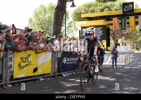 Cesenatico, Italien. 30. Juni 2024. Jonas Vingegaard (Visma Lease a Bike) zu Beginn der Tour de France Stage 2 von Cesenatico nach Bologna in der Viale Milano - Sport, Radfahren - Cesenatico, Italien - Sonntag, 30. Juni 2024 (Foto: Massimo Paolone/LaPresse) Credit: LaPresse/Alamy Live News Stockfoto