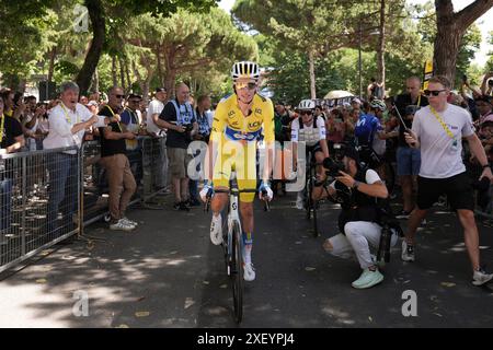 Cesenatico, Italien. 30. Juni 2024. Romain Bardet (DSM Firmenich PostNL) zu Beginn der Tour de France Stage 2 von Cesenatico nach Bologna in der Viale Milano - Sport, Radfahren - Cesenatico, Italien - Sonntag, 30. Juni 2024 (Foto: Massimo Paolone/LaPresse) Credit: LaPresse/Alamy Live News Stockfoto