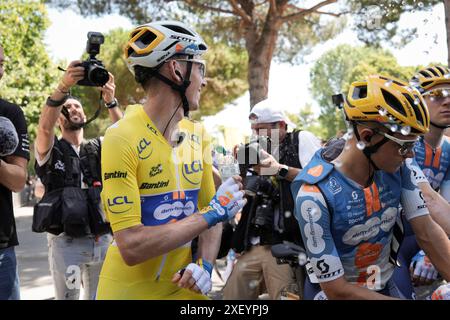 Cesenatico, Italien. 30. Juni 2024. Romain Bardet (DSM Firmenich PostNL) zu Beginn der Tour de France Stage 2 von Cesenatico nach Bologna in der Viale Milano - Sport, Radfahren - Cesenatico, Italien - Sonntag, 30. Juni 2024 (Foto: Massimo Paolone/LaPresse) Credit: LaPresse/Alamy Live News Stockfoto