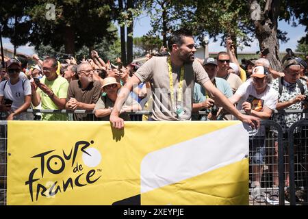 Cesenatico, Italien. 30. Juni 2024. Tom Dumoulin zu Beginn der Tour de France Stage 2 von Cesenatico nach Bologna in der Viale Milano - Sport, Radfahren - Cesenatico, Italien - Sonntag, 30. Juni 2024 (Foto: Massimo Paolone/LaPresse) Credit: LaPresse/Alamy Live News Stockfoto