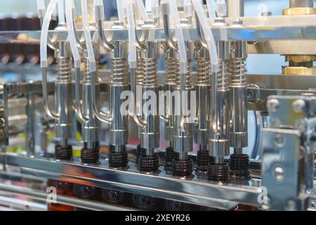Automatisierte Füllmaschine für Flüssigkeiten in verschiedenen Fertigungsbranchen, einschließlich Pharma, Kosmetik und Lebensmittel Stockfoto
