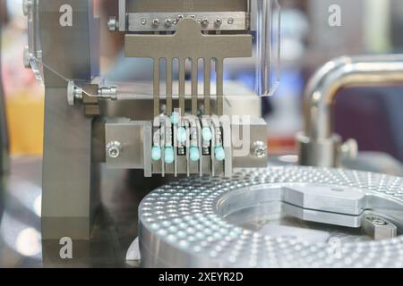 Kapselfüllmaschine steht für Technologie in der pharmazeutischen Herstellung und gewährleistet eine effiziente und genaue Herstellung von medizinischen Kapseln. Stockfoto