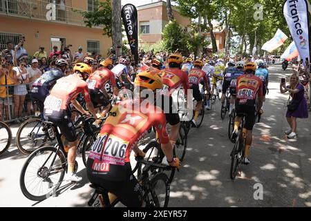 Cesenatico, Italien. 30. Juni 2024. Start der Tour de France Stage 2 von Cesenatico nach Bologna in der Viale Milano - Sport, Radfahren - Cesenatico, Italien - Sonntag, 30. Juni 2024 (Foto: Massimo Paolone/LaPresse) Credit: LaPresse/Alamy Live News Stockfoto