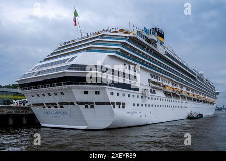 Hamburg, Deutschland - 05 25 2024: Blick auf das Heck des Kreuzfahrtschiffes Costa Favolosa, das im Hamburger Hafen angedockt ist Stockfoto