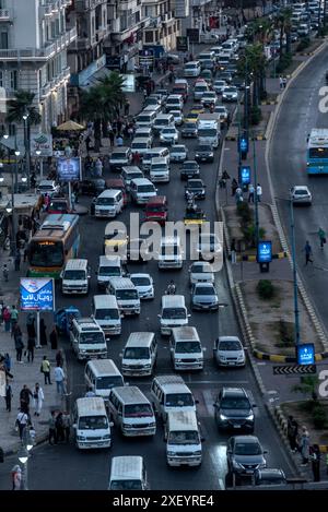 Viel Verkehr mit vielen öffentlichen Minibussen entlang des Mittelmeers vor Alexandria, der zweitgrößten Stadt Ägyptens. Stockfoto