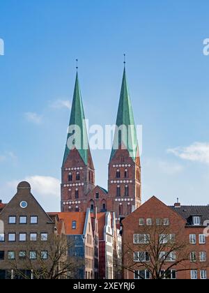 Blick auf die beiden Türme der Marienkirche in der Altstadt von Lübeck, Deutschland Stockfoto