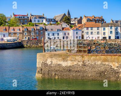 St Monans, Fife, Schottland - Hafen und Dorf, Hummertöpfe auf dem Steg gelagert. Stockfoto