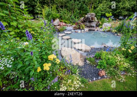 London, Großbritannien. 30. Juni 2024. Der Oregon Show Garden, entworfen von Sadie May Stowell, gebaut von C and G Landscapes Ltd, gesponsert von Travel Oregon Brand USA - das RHS Hampton Court Palace Garden Festival 2024. Guy Bell/Alamy Live News Stockfoto