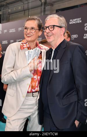 Natja Brunckhorst und Olli Dittrich bei der Eroeffnung vom 41. Filmfest München mit der Filmpremiere von zwei zu Eins am 29.06.2024 in München Stockfoto