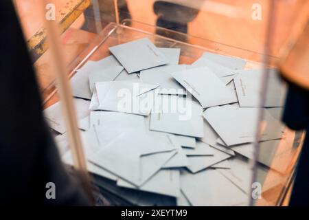 Briancon, Frankreich. 30. Juni 2024. Wahlzettel in der Box, Frankreich, Hautes-Alpes, Briancon, Juni 30, 2024. die Franzosen stimmen für die erste Runde der vorzeitigen Parlamentswahlen. Foto: Thibaut Durand/ABACAPRESS. COM Credit: Abaca Press/Alamy Live News Stockfoto