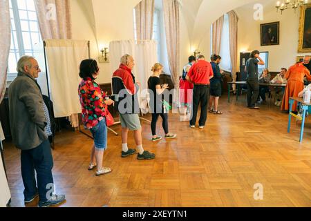 Briancon, Frankreich. 30. Juni 2024. Die Leute stellen sich zur Wahl, Frankreich, Hautes-Alpes, Briancon, Juni 30, 2024. die Franzosen stimmen für die erste Runde der vorzeitigen Parlamentswahlen. Foto: Thibaut Durand/ABACAPRESS. COM Credit: Abaca Press/Alamy Live News Stockfoto