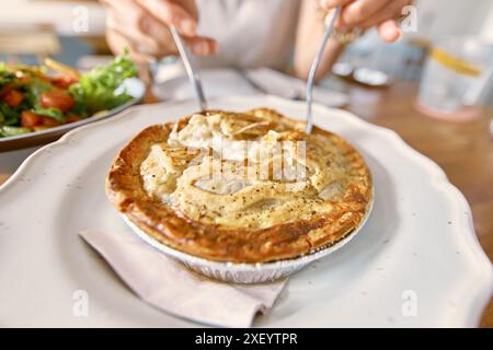 Krabbenfleisch Double Cheeseses Pie auf Holztisch Stockfoto