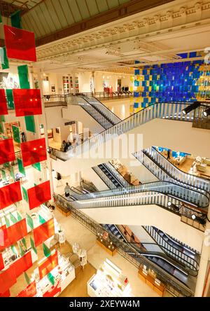 AUX BEAUX CARRES PAR DANIEL BUREN AU BON MARCHE Stockfoto