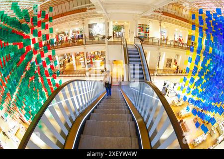 AUX BEAUX CARRES PAR DANIEL BUREN AU BON MARCHE Stockfoto