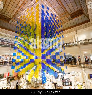 AUX BEAUX CARRES PAR DANIEL BUREN AU BON MARCHE Stockfoto