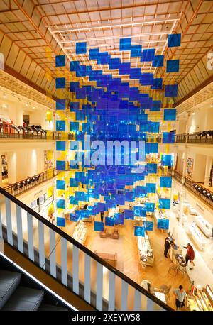 AUX BEAUX CARRES PAR DANIEL BUREN AU BON MARCHE Stockfoto