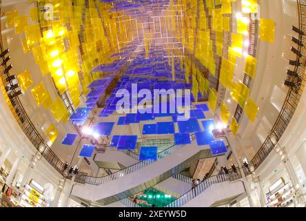 AUX BEAUX CARRES PAR DANIEL BUREN AU BON MARCHE Stockfoto