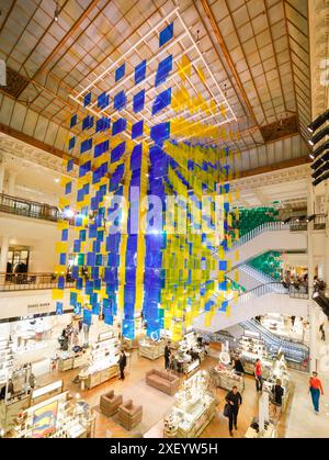 AUX BEAUX CARRES PAR DANIEL BUREN AU BON MARCHE Stockfoto