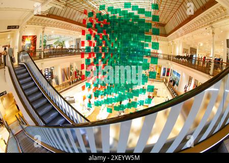 AUX BEAUX CARRES PAR DANIEL BUREN AU BON MARCHE Stockfoto