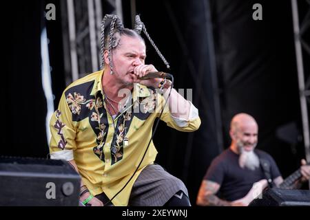 Oslo, Norwegen. Juni 2024. Die amerikanische Experimental-Rock-Band Mr. Bungle spielt ein Live-Konzert während des norwegischen Musikfestivals Tons of Rock 2024 in Oslo. Hier wird Sänger Mike Patton live auf der Bühne gesehen. Stockfoto