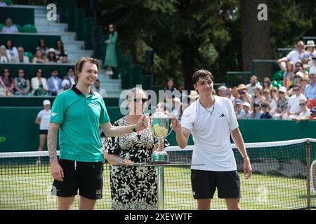 Stoke Poges, Großbritannien. Juni 2024. Der Vikar der Stoke Poges Church überreicht eine Trophäe an Alexander Bublik (L), der Alexander Shevchenko in seinem Spiel am fünften Tag der Boodles im Stoke Park, Stoke Poges, Buckinghamshire besiegte. Kredit: Maureen McLean/Alamy Stockfoto