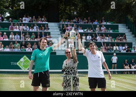 Stoke Poges, Großbritannien. Juni 2024. Der Vikar der Stoke Poges Church überreicht eine Trophäe an Alexander Bublik (L), der Alexander Shevchenko in seinem Spiel am fünften Tag der Boodles im Stoke Park, Stoke Poges, Buckinghamshire besiegte. Kredit: Maureen McLean/Alamy Stockfoto