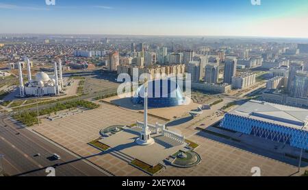 Das Luftbild des Unabhängigkeitsplatzes in Astana (Kasachstan) mit dem Palast der Unabhängigkeit (Ort des SCO-Gipfels) und dem kasachischen Eli-Denkmal. Stockfoto