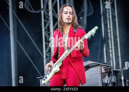 Oslo, Norwegen. Juni 2024. Die US-amerikanische Rockband Greta Van Fleet gibt ein Live-Konzert während des norwegischen Musikfestivals Tons of Rock 2024 in Oslo. Hier wird Bassist Sam Kiszka live auf der Bühne gesehen. Stockfoto