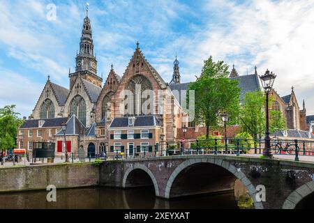 Oude Kerk, die alte Kirche, ist das älteste Gebäude Amsterdams in den Niederlanden Stockfoto