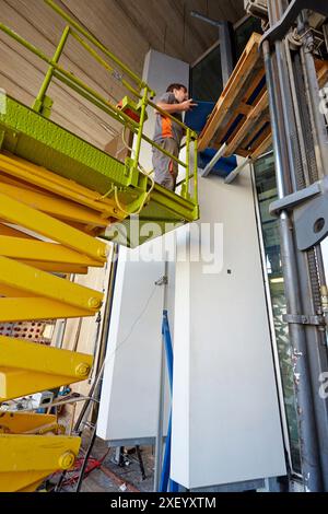 Mechanische Prüfung von Gebäudefassaden. Vorhangfassaden. Architektonische Gehäuse. Homologation von architektonischen Elementen. Zertifizierung, Genehmigung, Test Stockfoto