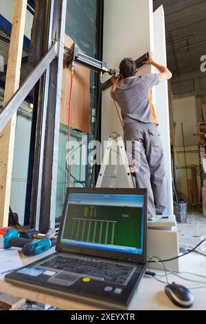 Mechanische Prüfung von Gebäudefassaden. Vorhangfassaden. Architektonische Gehäuse. Homologation von architektonischen Elementen. Zertifizierung, Genehmigung, Test Stockfoto