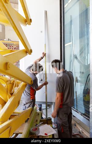 Mechanische Prüfung von Gebäudefassaden. Vorhangfassaden. Architektonische Gehäuse. Homologation von architektonischen Elementen. Zertifizierung, Genehmigung, Test Stockfoto