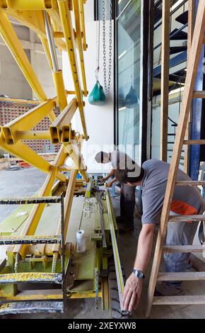 Mechanische Prüfung von Gebäudefassaden. Vorhangfassaden. Architektonische Gehäuse. Homologation von architektonischen Elementen. Zertifizierung, Genehmigung, Test Stockfoto