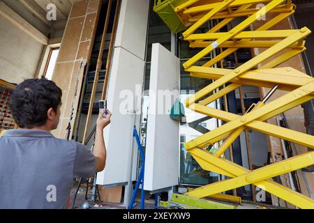 Mechanische Prüfung von Gebäudefassaden. Vorhangfassaden. Architektonische Gehäuse. Homologation von architektonischen Elementen. Zertifizierung, Genehmigung, Test Stockfoto